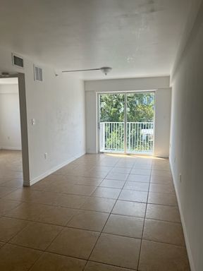 1942 NW Flagler Terrace, 202 – photo 1
