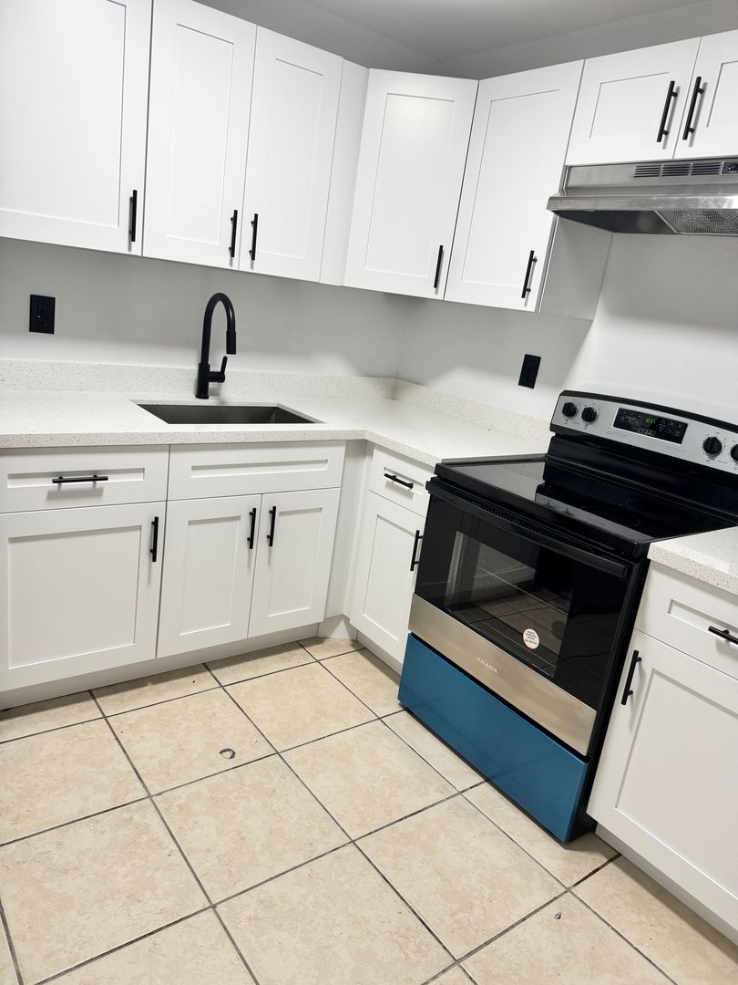 North Miami Apartment: 12215 W Dixie Hwy