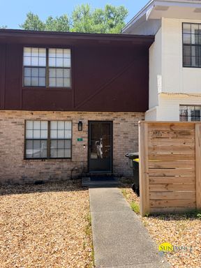 Fully Furnished Two-Story Townhouse in Fort Walton Beach! – photo 1