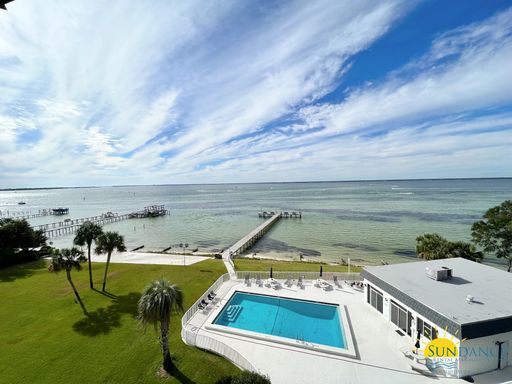 Spacious waterfront furnished condo in Destin! – photo 1