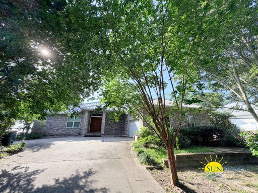 Beautiful Waterfront Property in Prime Location! – photo 1