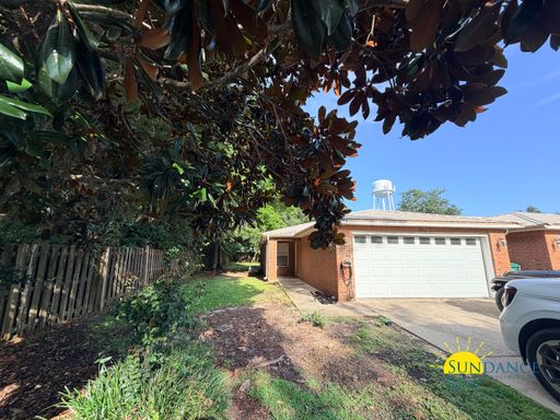 Inviting 3 Bedroom Home in Mary Esther!