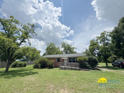 Cozy Fort Walton Beach home at the end of a quiet road, offering privacy and a spacious yard to enjoy! – photo 1