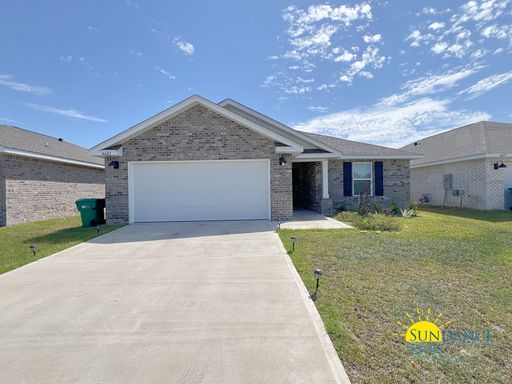 Stunning 3BR Home Near FL-85, I-10, Shopping & Dining in South Crestview! – photo 1