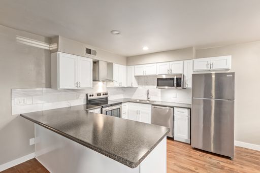 2 Bedroom Duplex. Washer/Dryer in unit. FREE FIRST MONTH- HUGE private yard! – photo 1