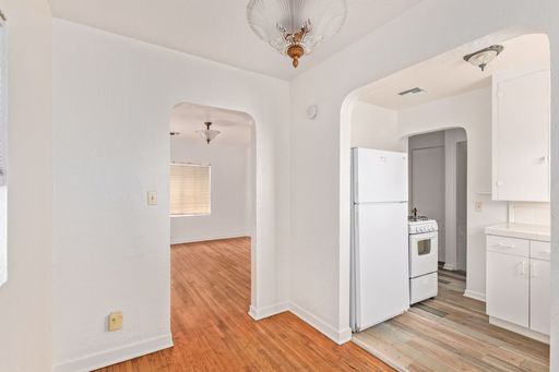 Retro One Bedroom Unit - Washer/dryer - Huge Backyard! – photo 1