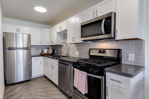 Stunning Remodeled 2 Bed/1 Bath in Old Town Scottsdale | Herringbone Floors & Modern Finishes | Free Rent! – photo 1