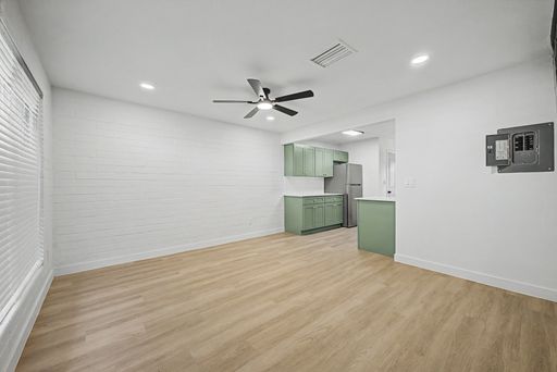 Spacious 2 Bed + Bonus Room | Resort Pool | Private Yards | 8 Weeks Free Rent! – photo 1