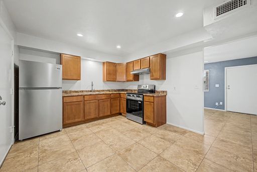 First Month FREE! Large Garden-Style 1 Bedroom Apartment – Spacious Floor Plan – photo 1