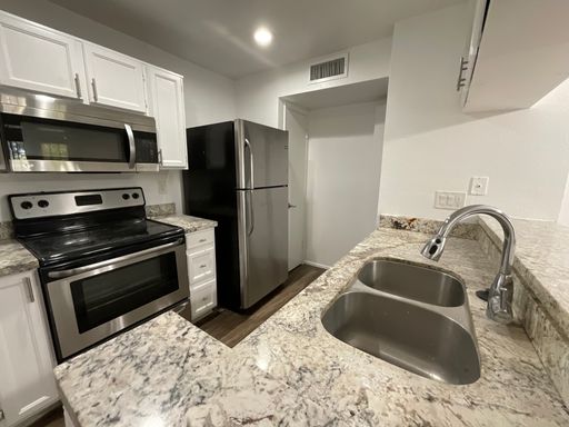 $0 First Month! Remodeled 2BR/2BA Condo in Central Mesa | Garage, Pool & Vaulted Ceilings – photo 1