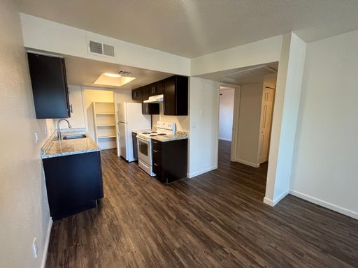 Fully Renovated - 1st floor unit - Washer/Dryer Hookups - Heart of Mesa! – photo 1