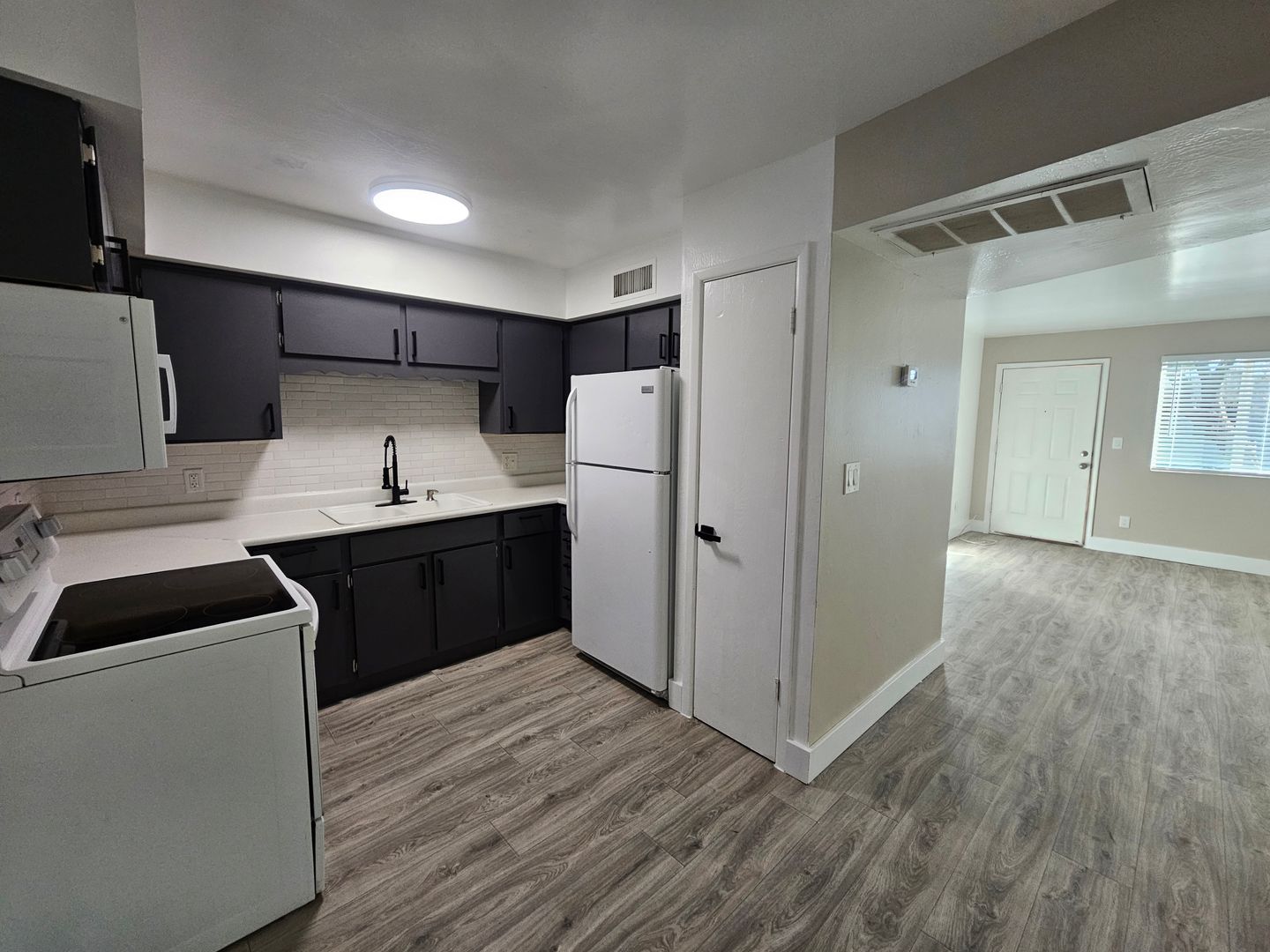 Buckeye Apartment: 180 N. Apache Rd.