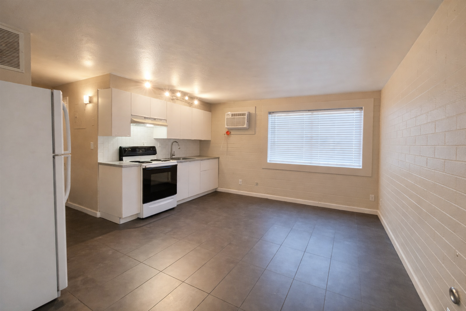 Phoenix Apartment: 901 E. Pierce St.