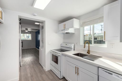 Move-In Special! Mesa 1 Bedroom Apartment | All Utilities Included! | In-Unit Washer/Dryer – photo 1