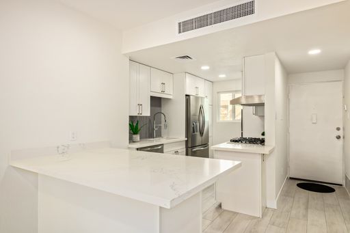 Luxury Condo | Coming soon | 1bed/1bath Scottsdale | First month FREE – photo 1