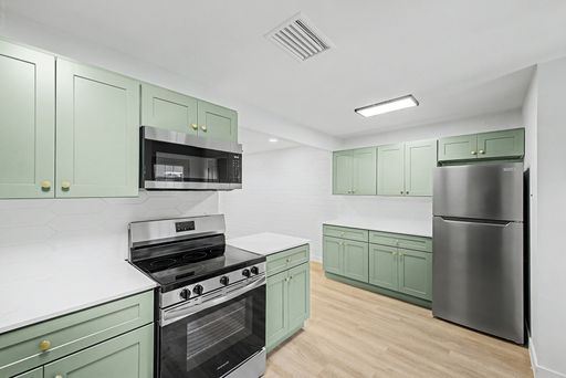 Spacious 2 Bed + Bonus Room | Resort Pool | Private Yards | 8 Weeks Free Rent! – photo 1
