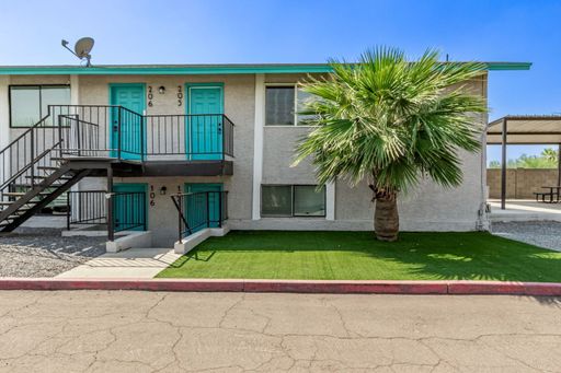 $0 Rent for 4 Weeks! Fully Remodeled 2 Bedroom Apartment – photo 1