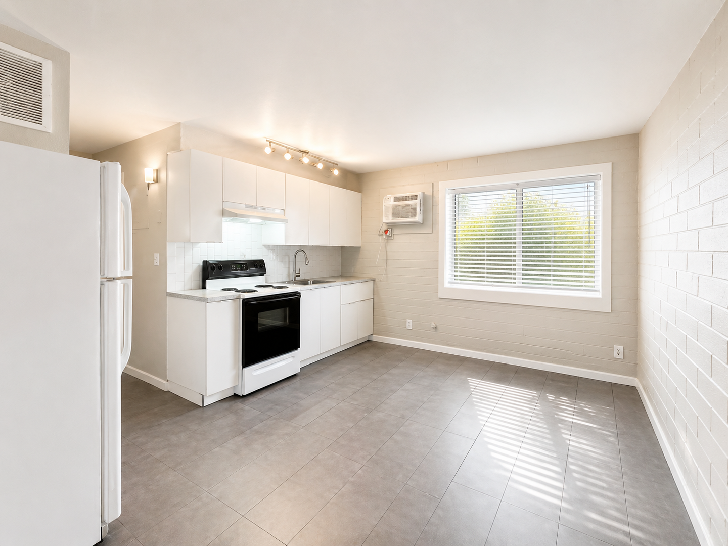 Phoenix Apartment: 901 E. Pierce St.