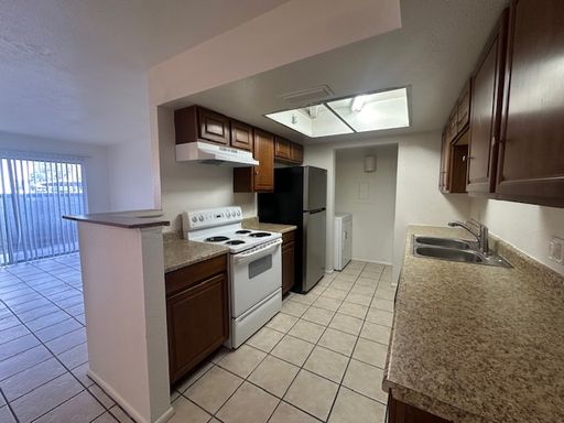 Spacious 3BR/2BA Apartment | In-Unit Washer & Dryer | Private Patio | First month only $150.00!! – photo 1