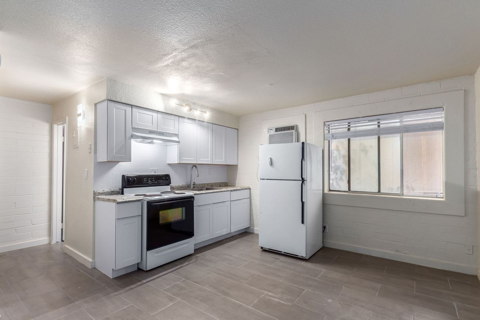 Phoenix Apartment: 901 E. Pierce St.