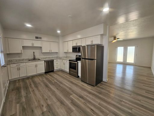 900 Sq Ft 1 Bedroom with Private Yard | In-Unit Laundry | Move-In Special – photo 1