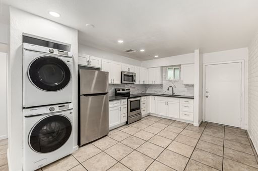 PRICE DROP! 4 weeks FREE! Spacious 2 Bed/1 Bath with Private Yard & W/D Included – photo 1