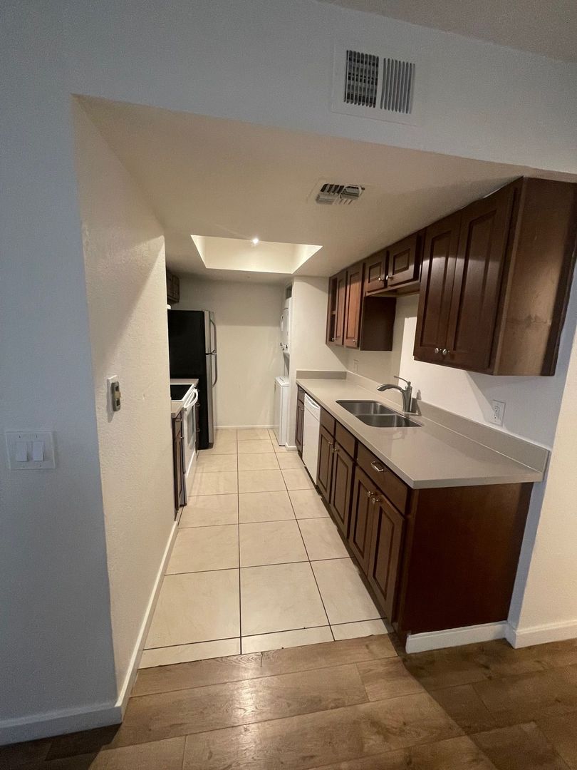 Phoenix Apartment: 1916 N 32nd St