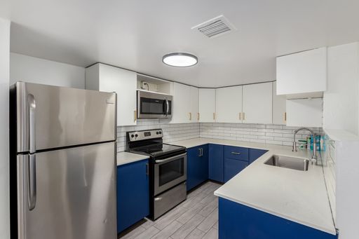 Stunning Two Bedroom Townhouse in North Phx! Move in Special First Month of Rent is $0! – photo 1