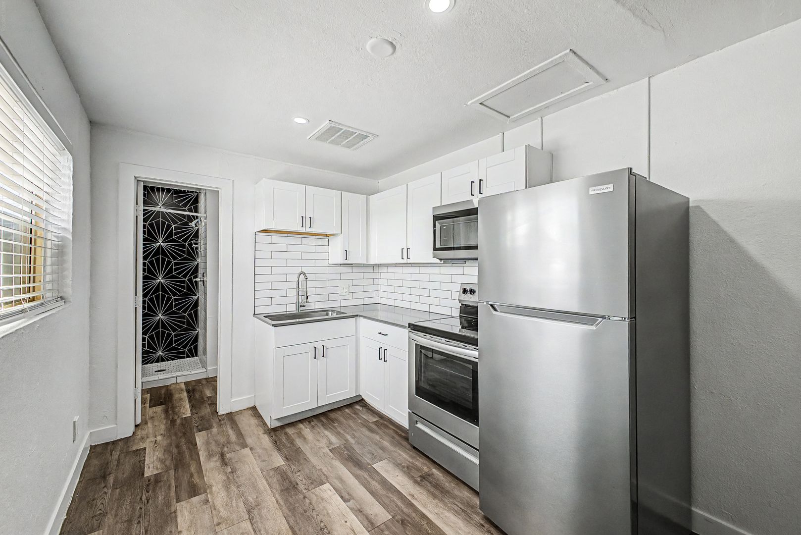 Phoenix Apartment: 2706 W Missouri Ave - 01