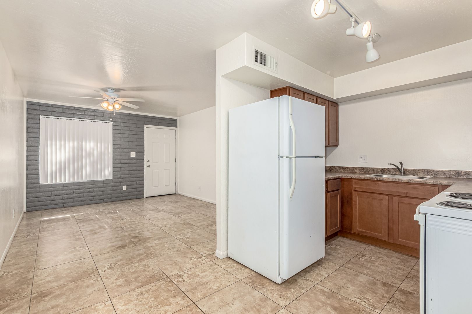 Phoenix Apartment: 3325 E Pinchot Ave