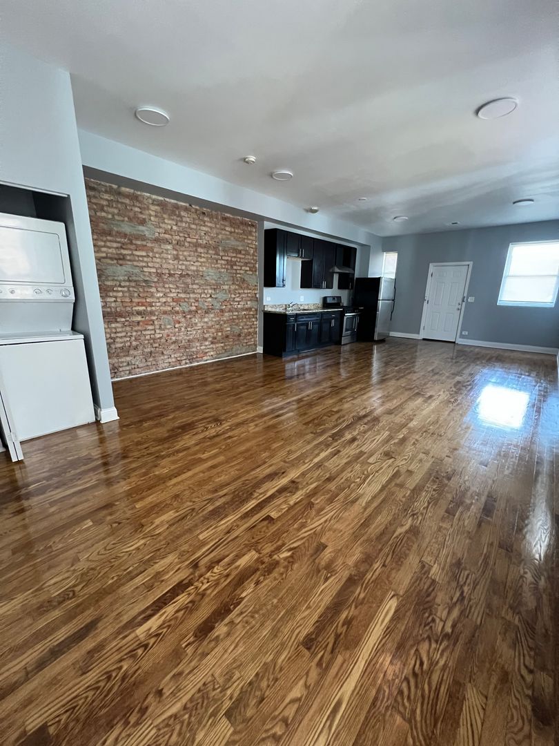 Chicago Apartment: 227 E 51st St