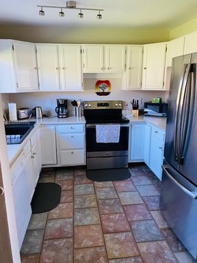 FURNISHED 2-BEDROOM CONDO FOR RENT — SEPTEMBER THROUGH MAY