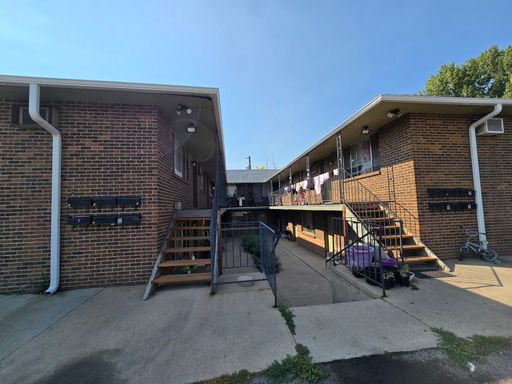 *AVAILABLE NOW* 1 bedroom Upper Level Apartment in Longmont