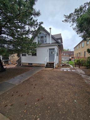 *AVAILABLE NOW* Cute 1 Bedroom Upstairs Unit on The Hill – photo 1