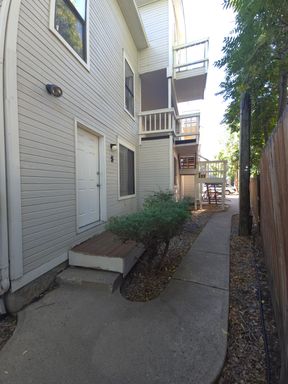 *AVAILABLE NOW* 1 Bedroom Near Pearl Street With In Unit Laundry! – photo 1