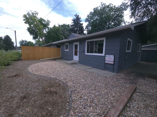 *AVAILABLE NOW* -Newly Installed A/C!- 2 Bedroom Duplex in Longmont- Recent Upgrades – photo 1