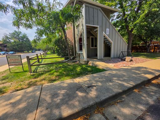 *AVAILABLE NOW* 1 bedroom Upper Level Apartment in North Boulder – photo 1