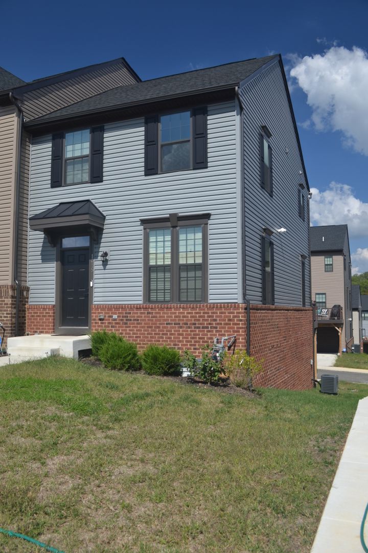 Fredericksburg House: 1015 Rampart Dr.