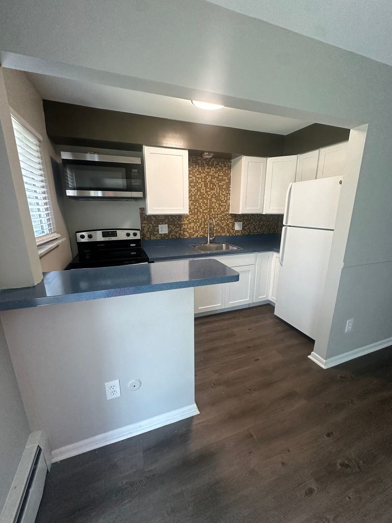 Utica Apartment: 45631-45645 Brownell St