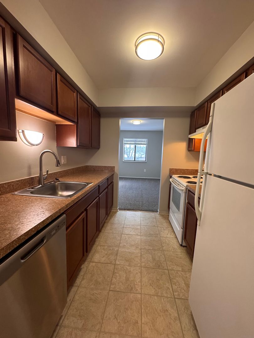 Farmington Hills Apartment: 30250 W 12 Mile Rd