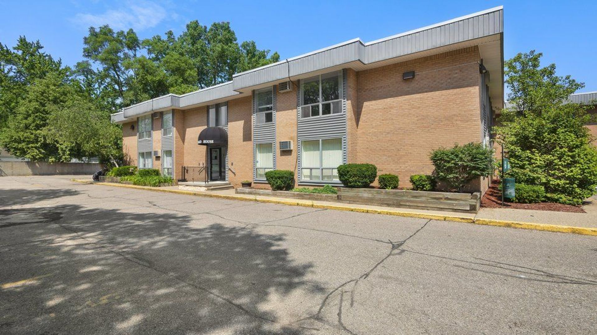 Berkley Apartment: 2200 Berkley Ave