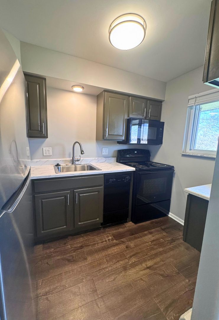 Utica Apartment: 45631-45645 Brownell St