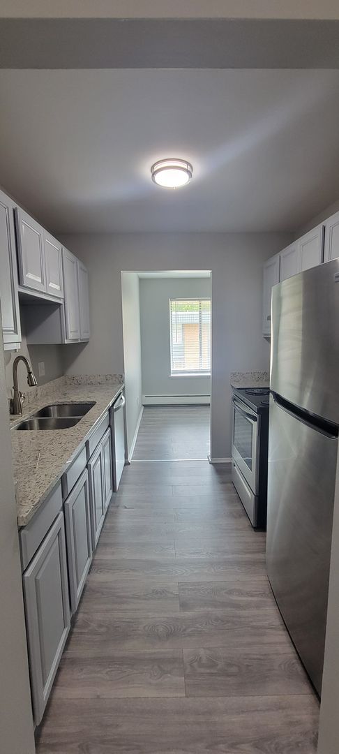 Berkley Apartment: 2200 Berkley Ave