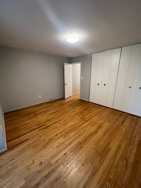 Charming 2-Bedroom Apartment in Prime Royal Oak Location – photo 1