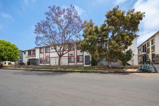 **Up to 1 month free on select units!!** 3 bed 2 bath with assigned parking in the heart of San Diego – photo 1