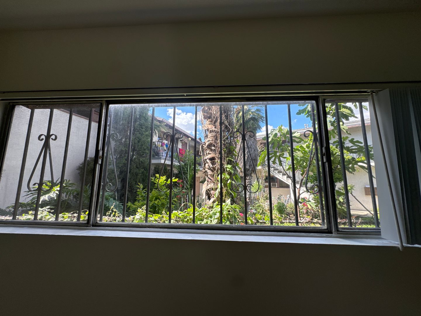 Pomona Apartment: 608 Del rosa Place