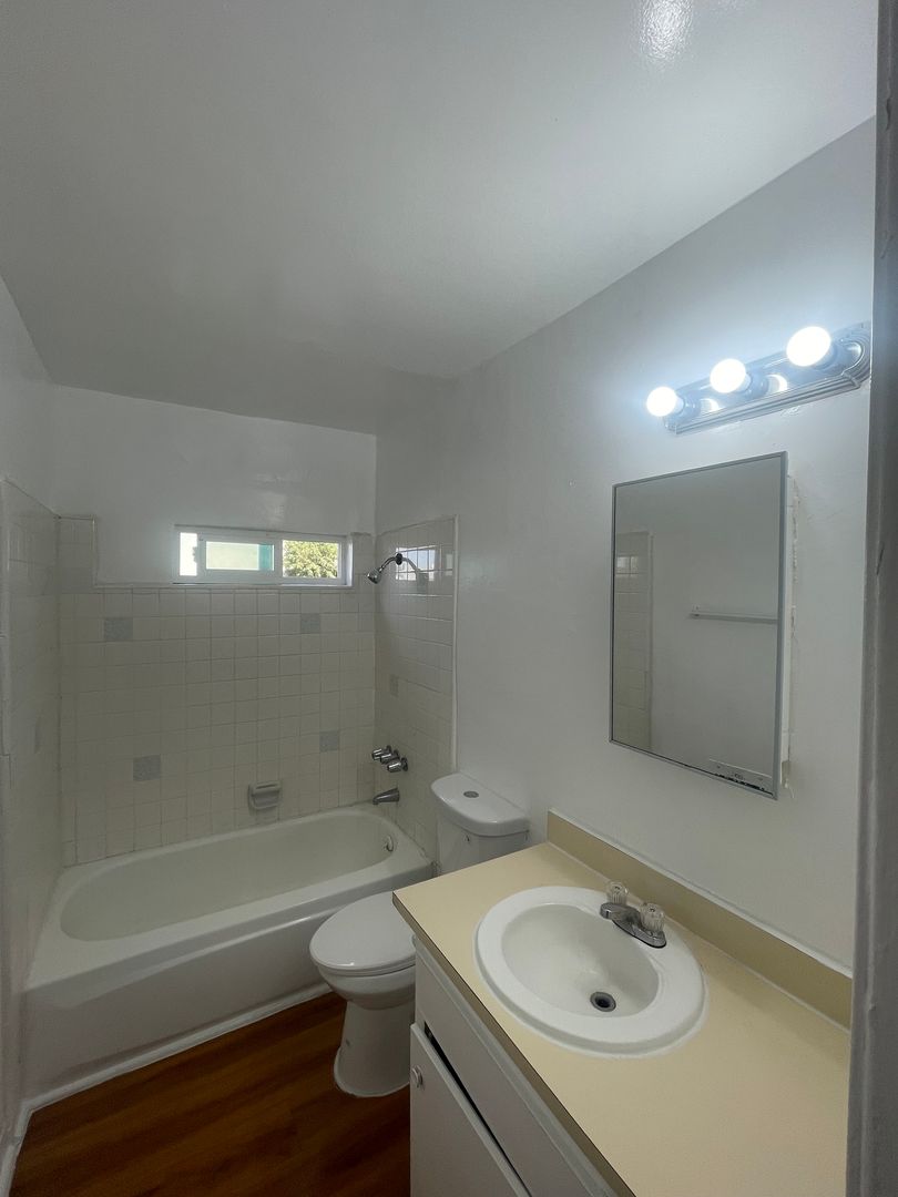 Los Angeles Apartment: 3500 W 63rd St