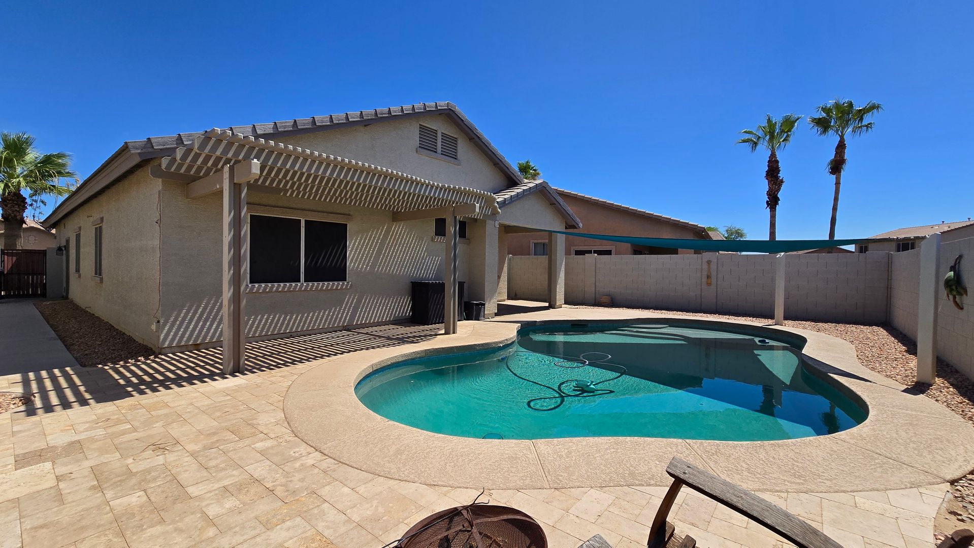 Avondale House: 12509 W Washington St