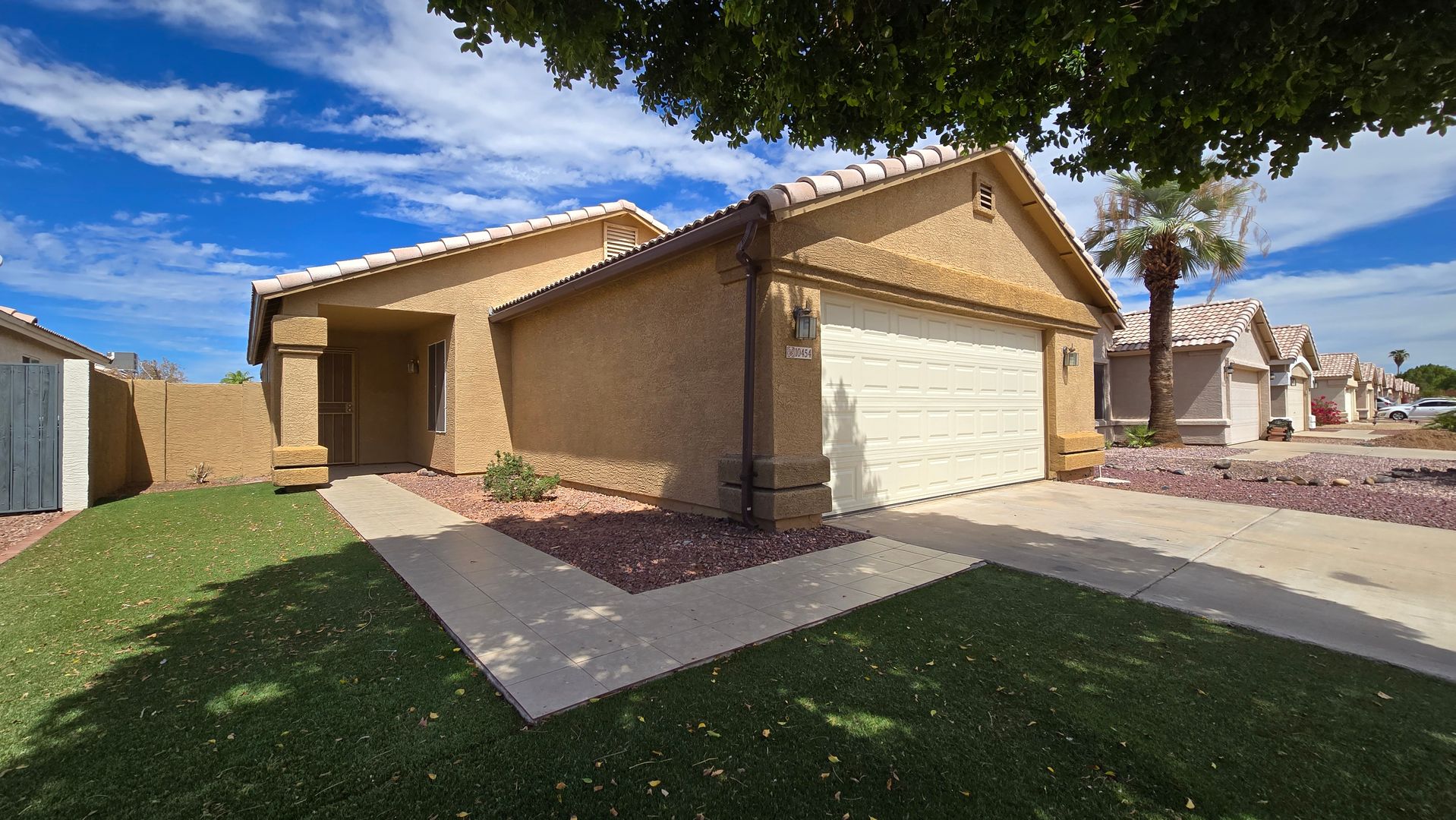 Glendale House: 10454 W Pasadena Ave