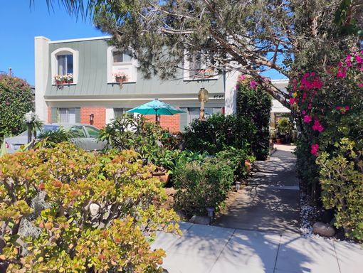2br/1ba Large downstairs front unit in Kensington with Parking and Laundry! – photo 1